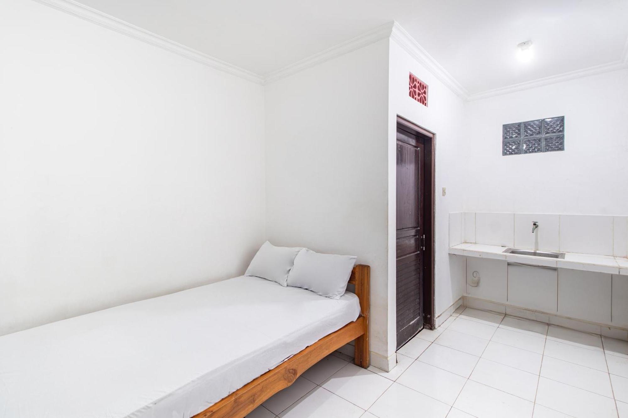 Hotel Oyo Life 93504 Kost Krisna Temukus Exterior foto