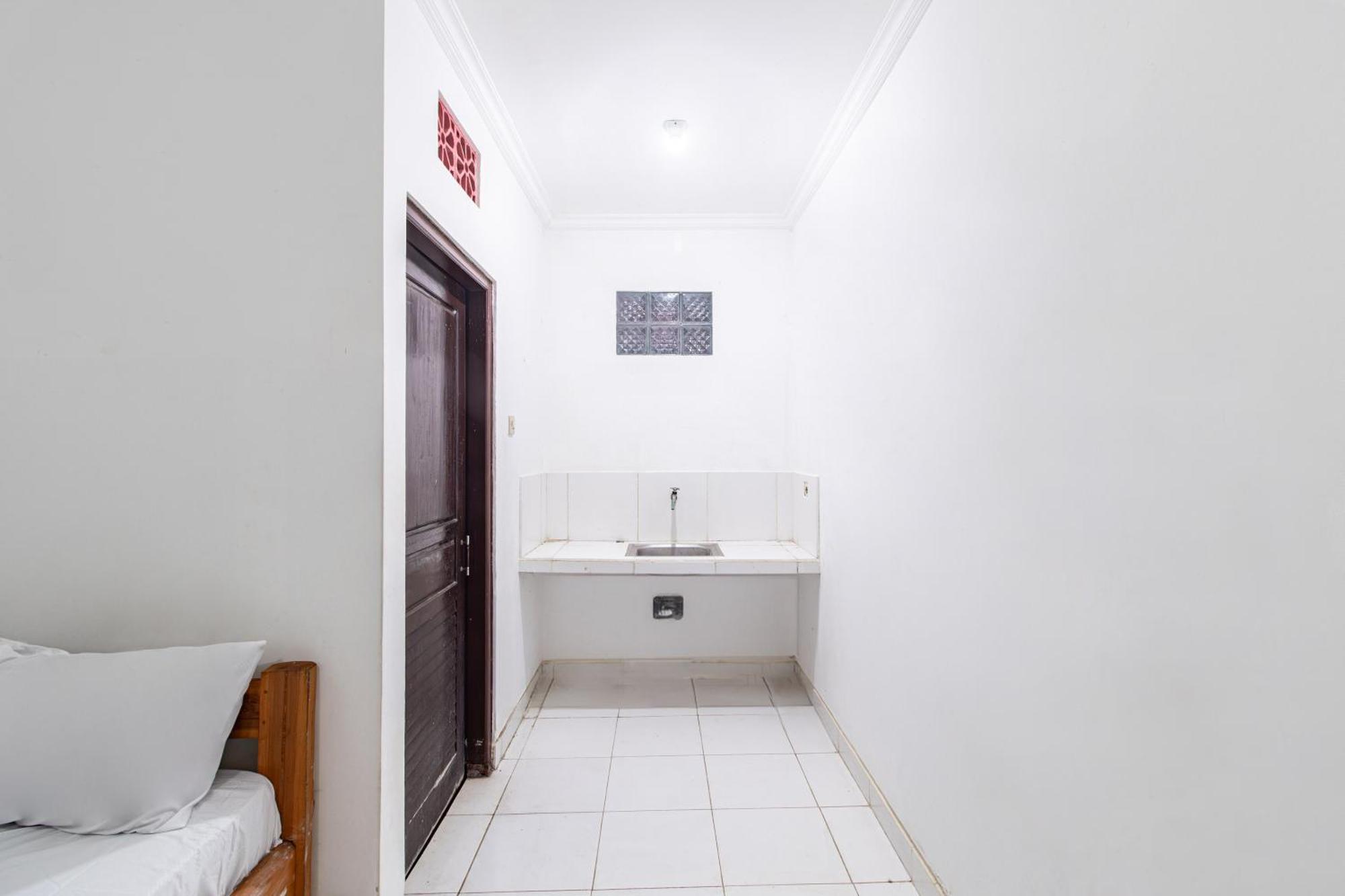 Hotel Oyo Life 93504 Kost Krisna Temukus Exterior foto