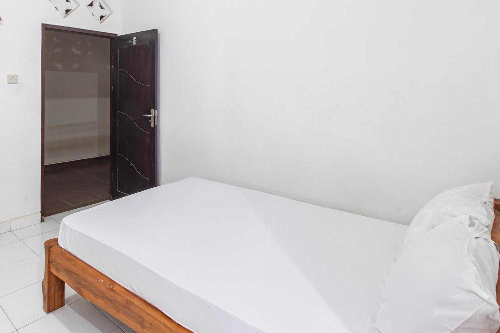 Hotel Oyo Life 93504 Kost Krisna Temukus Exterior foto
