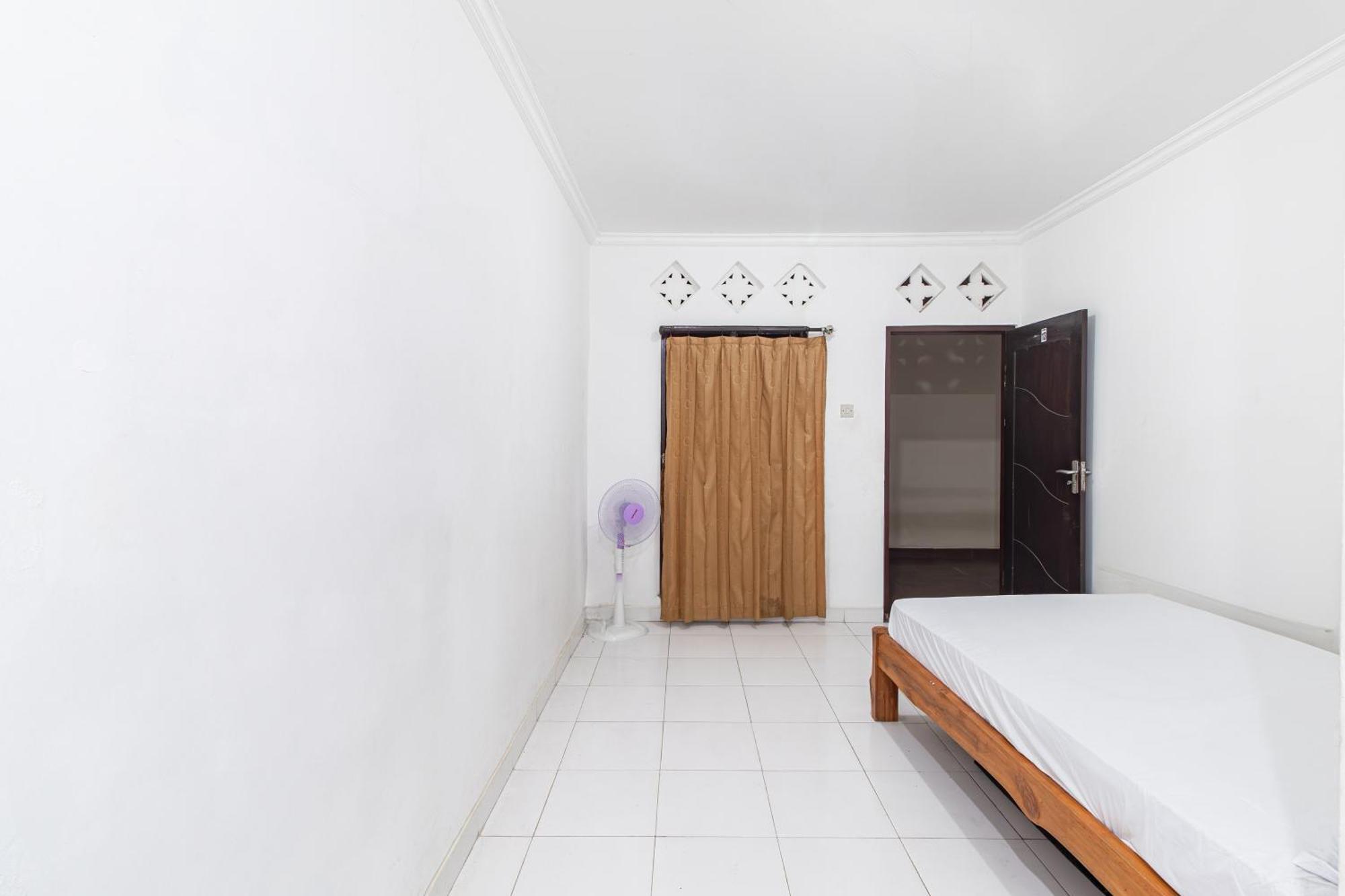 Hotel Oyo Life 93504 Kost Krisna Temukus Exterior foto