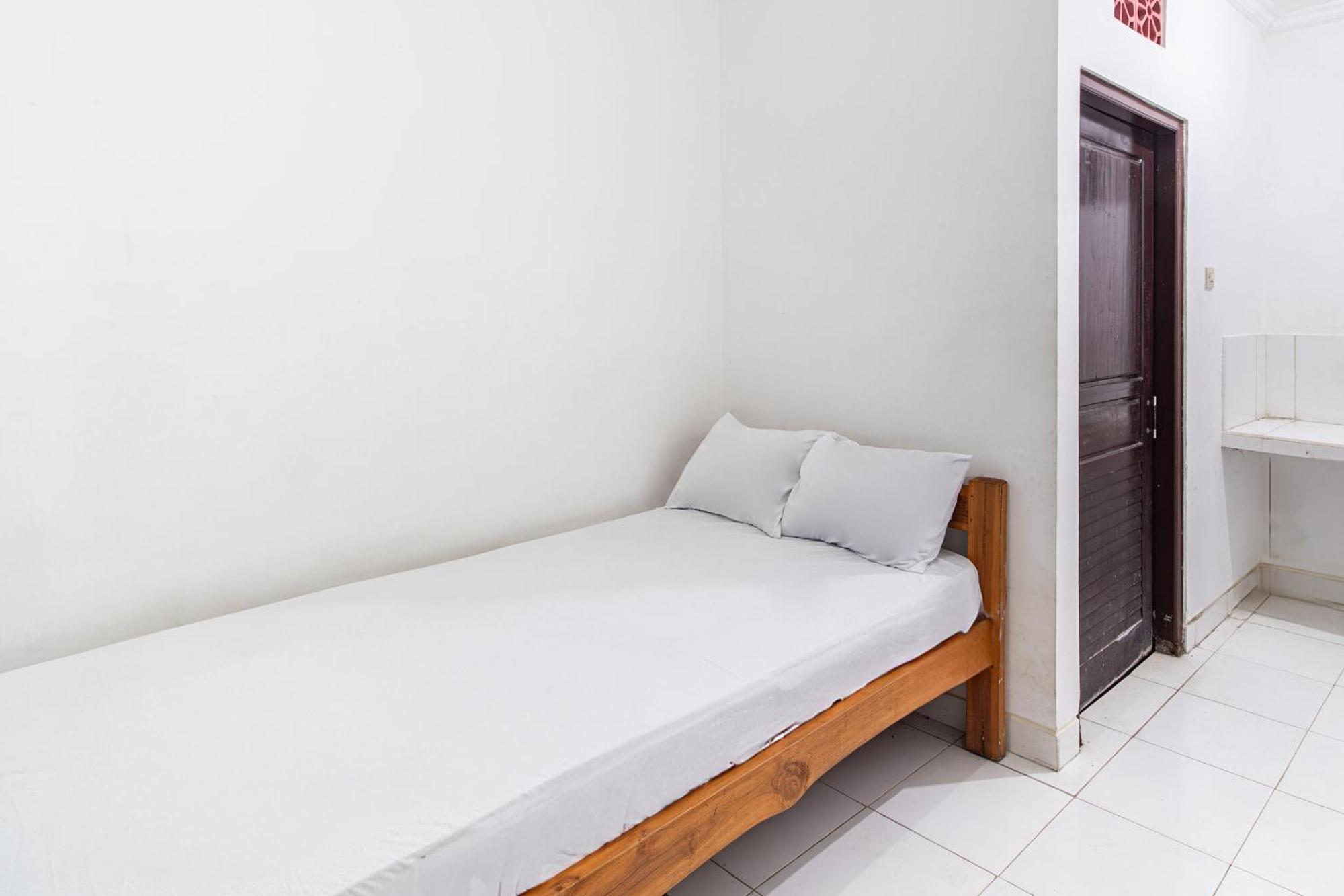 Hotel Oyo Life 93504 Kost Krisna Temukus Exterior foto