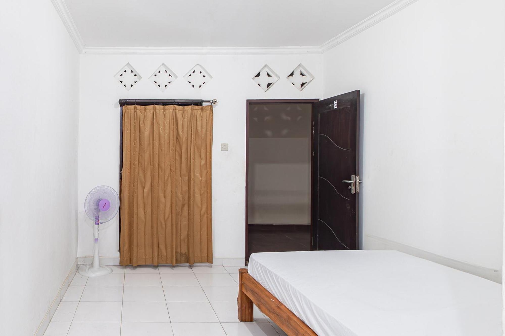 Hotel Oyo Life 93504 Kost Krisna Temukus Exterior foto