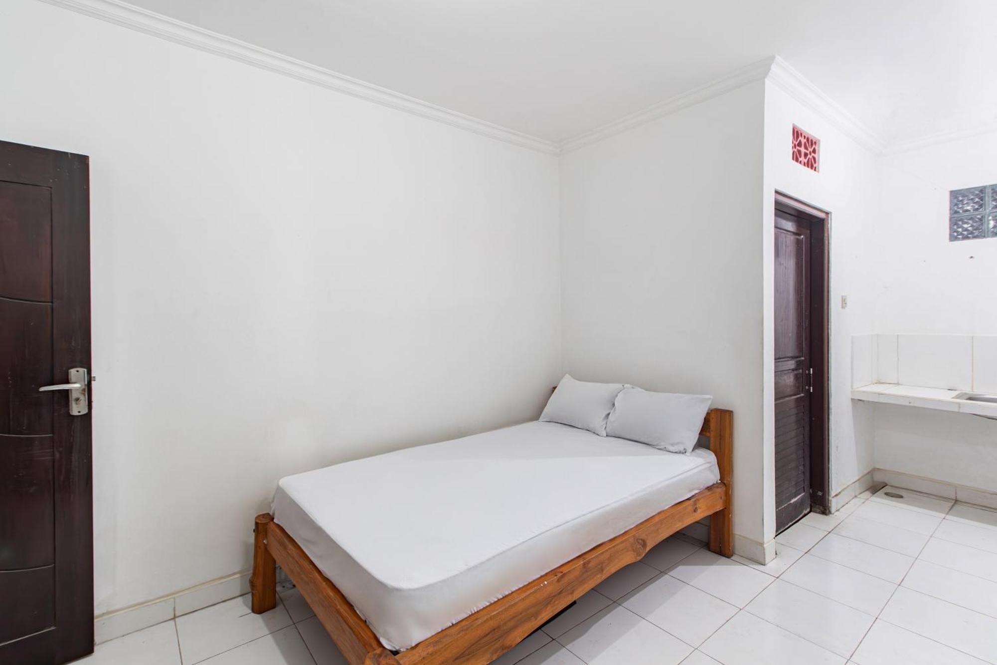 Hotel Oyo Life 93504 Kost Krisna Temukus Exterior foto
